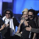 El cantante Rene Pérez Joglar (i) (Residente) de la agrupación puertorriqueña Calle 13 acepta el premio Mejor Álbum Urbano, por "Entren los que quieran", hoy, jueves 10 de noviembre de 2011, en la entrega de los XII Premios Grammy Latinos en Las Vegas (EE.UU.). Los premios Grammy reconocen el logro artístico y técnico, no de cifras de ventas o posiciones en listas, y los ganadores se determinan por la votación de calificados miembros de la academia.