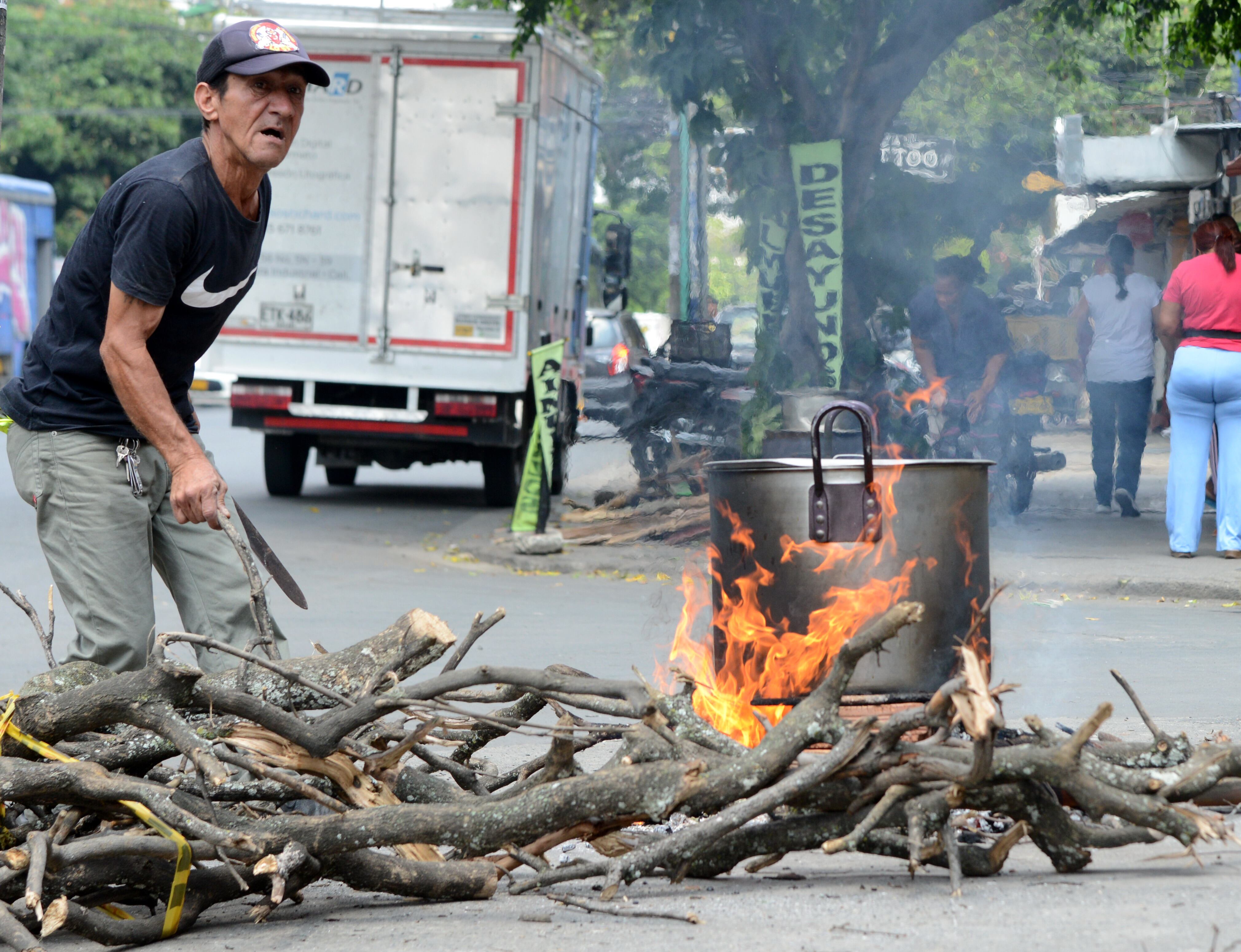 Cali : Restaurantes y amas de casa abocados a cocinar con leña y carbón en las afuera de las residencias y comederos. Se agudiza crisis en la entrega de pedidos de gas propano ante la alta demanda por falta de gas natural.