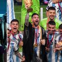 Cristiano Ronaldo es comparado por utilizar atuendo tradicional similar al usado por Lionel Messi en Qatar 2022.