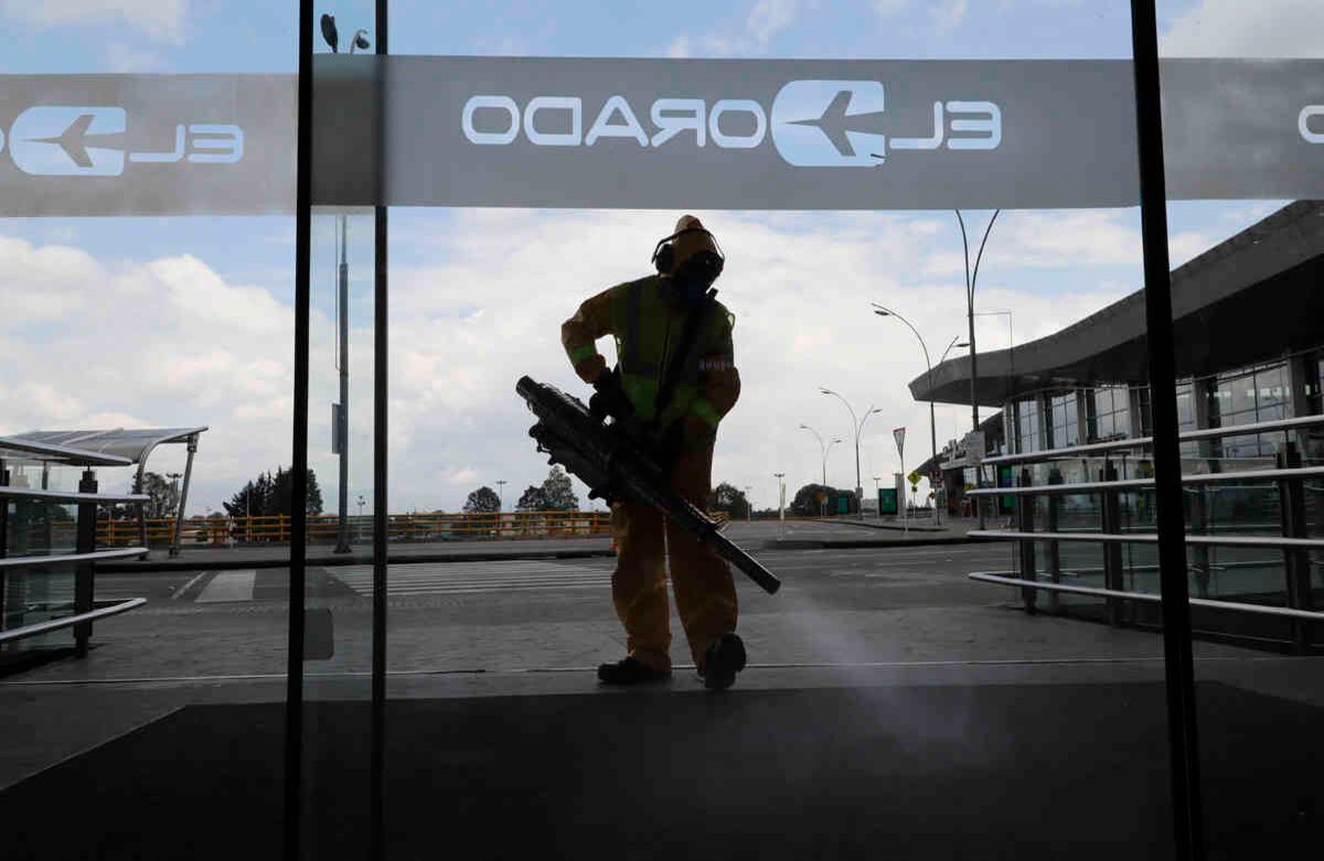 "Estamos previendo más o menos 80 vuelos, para que se hagan a una idea antes de la pandemia estábamos con cerca de 850 vuelos diarios. Es un monto pequeño y está dentro de lo que nos ha autorizado el Gobierno local y nacional", dijo Andrés Ortega, gerente de Opain. Foto: Guillermo Torres/SEMANA