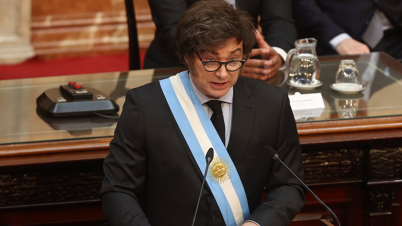 El presidente de Argentina, Javier Milei, habla durante la presentación de la propuesta de presupuesto para 2025 al Congreso en Buenos Aires el 15 de septiembre de 2024. (Foto de ALEJANDRO PAGNI / AFP)