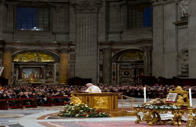 En el Vaticano, el Papa Francisco celebró la tradicional misa en la víspera de año nuevo, en la Basílica de San Pedro. La ceremonia fue la última aparición pública de Bergoglio durante el 2014. (AP)