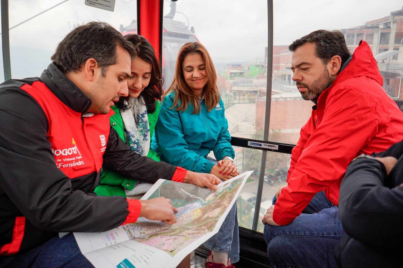 El alcalde Carlos Fernando Galán recorrió el sendero y montó en TransMiCable