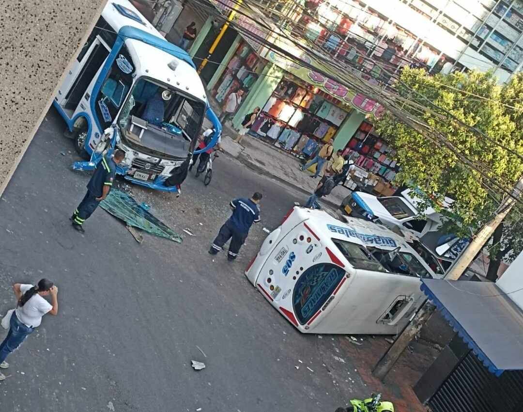 Uno de los automotores quedó volcado en la vía.