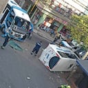 Uno de los automotores quedó volcado en la vía.