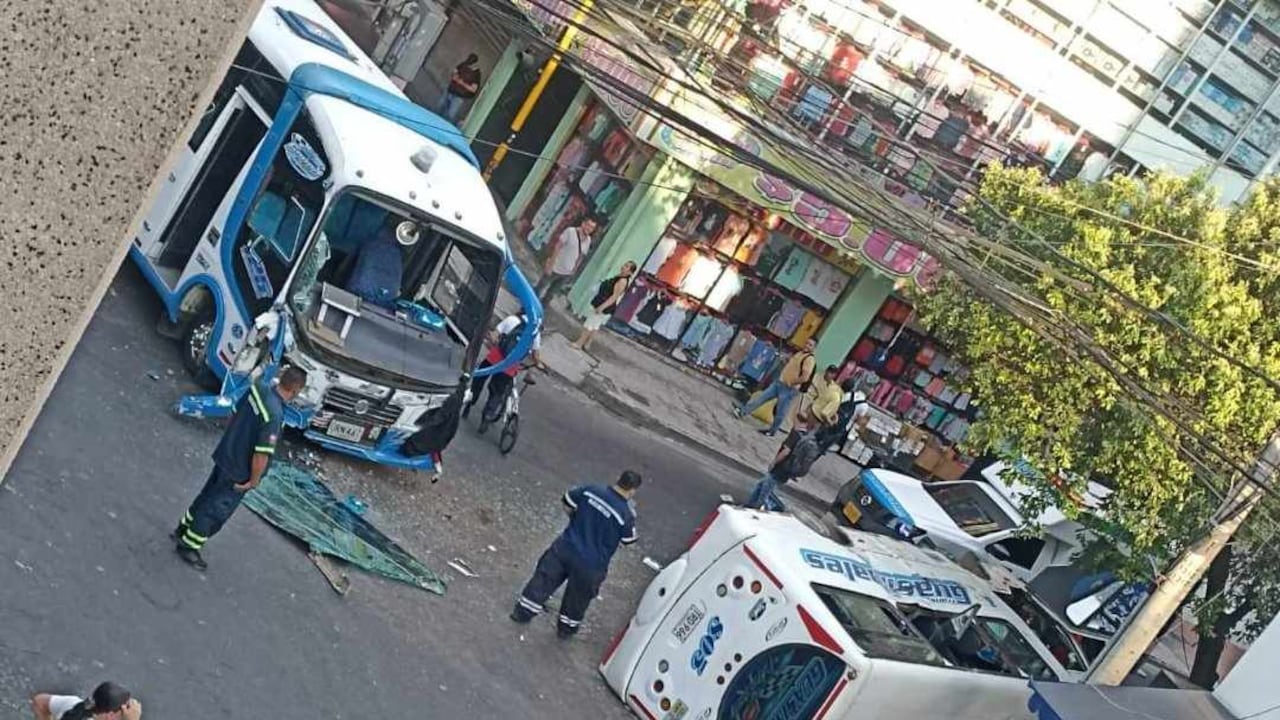 Uno de los automotores quedó volcado en la vía.