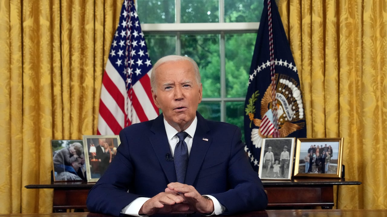 El presidente Joe Biden pronuncia un discurso a la nación desde el Despacho Oval de la Casa Blanca, el domingo 14 de julio de 2024, en Washington. (Erin Schaff/The New York Times vía AP, foto compartida)