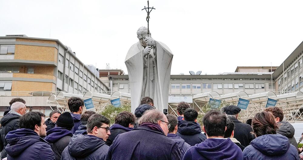 Los feligreses rezan por la salud del papa.