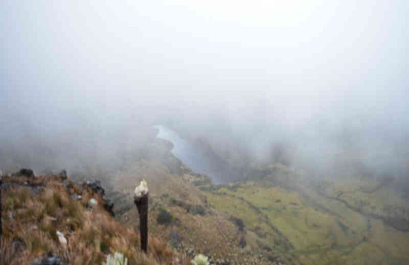 Uno de los atractivos es la laguna Negra cuya niebla -celosa- esconde por momentos a la vista del espejo de agua para quienes la visitan.