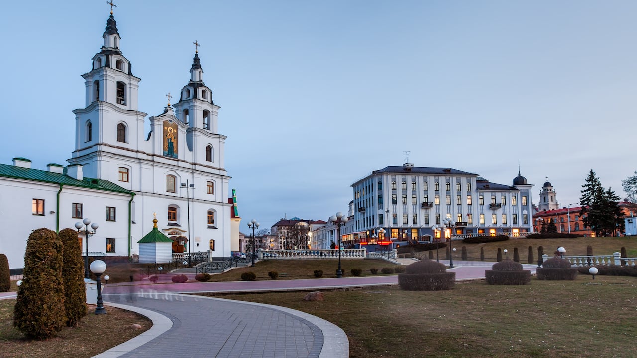 La Catedral del Espíritu Santo en Minsk, Bielorrusia, al anochecer. Minsk, Belarús (Bielorrusia), Europa.