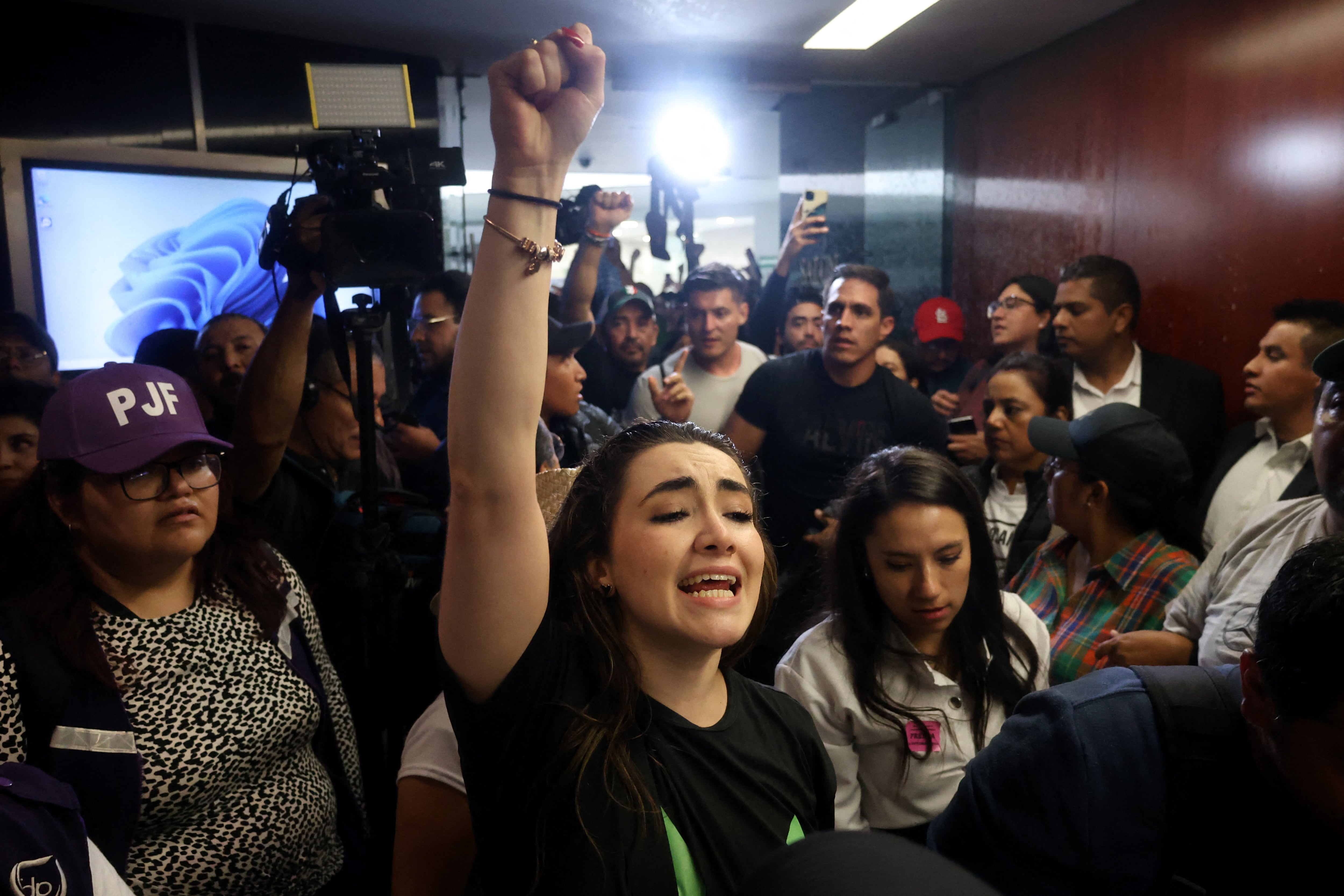 Los manifestantes participan en una protesta dentro de la cámara alta de la legislatura durante la legislación de la reforma judicial propuesta por el gobierno en el Congreso Nacional en la Ciudad de México el 10 de septiembre de 2024.
