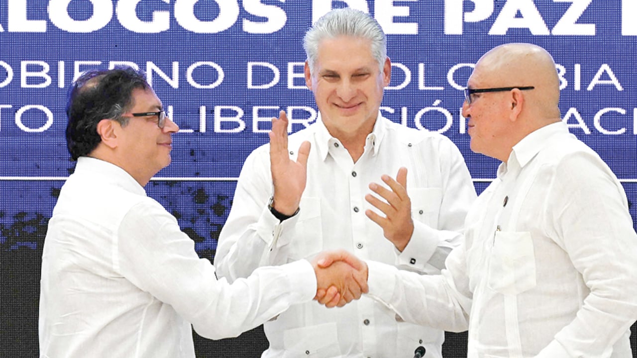En la foto, el presidente Gustavo Petro (izq.); el presidente de Cuba, Miguel Díaz-Canel (centro), y el primer comandante del ELN, Antonio García, tras la firma del cese al fuego.