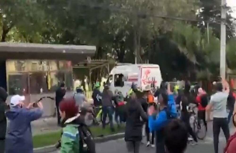 El operativo de los policías quedó grabado en un video que se volvió viral en redes sociales. La reacción de varias personas fue manifestar su rabia contra las instalaciones de la Policía en ese sector.
