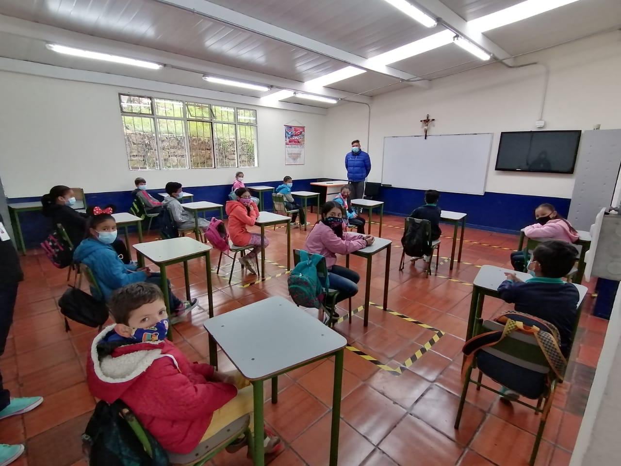 Estudiantes y docentes de los colegios públicos de Bogotá regresan a clases presenciales.