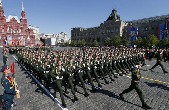  Un veterano de guerra asiste al tradicional desfile militar en la Plaza Roja que conmemora el Día de la Victoria sobre la Alemania nazi, en Moscú. (EFE)