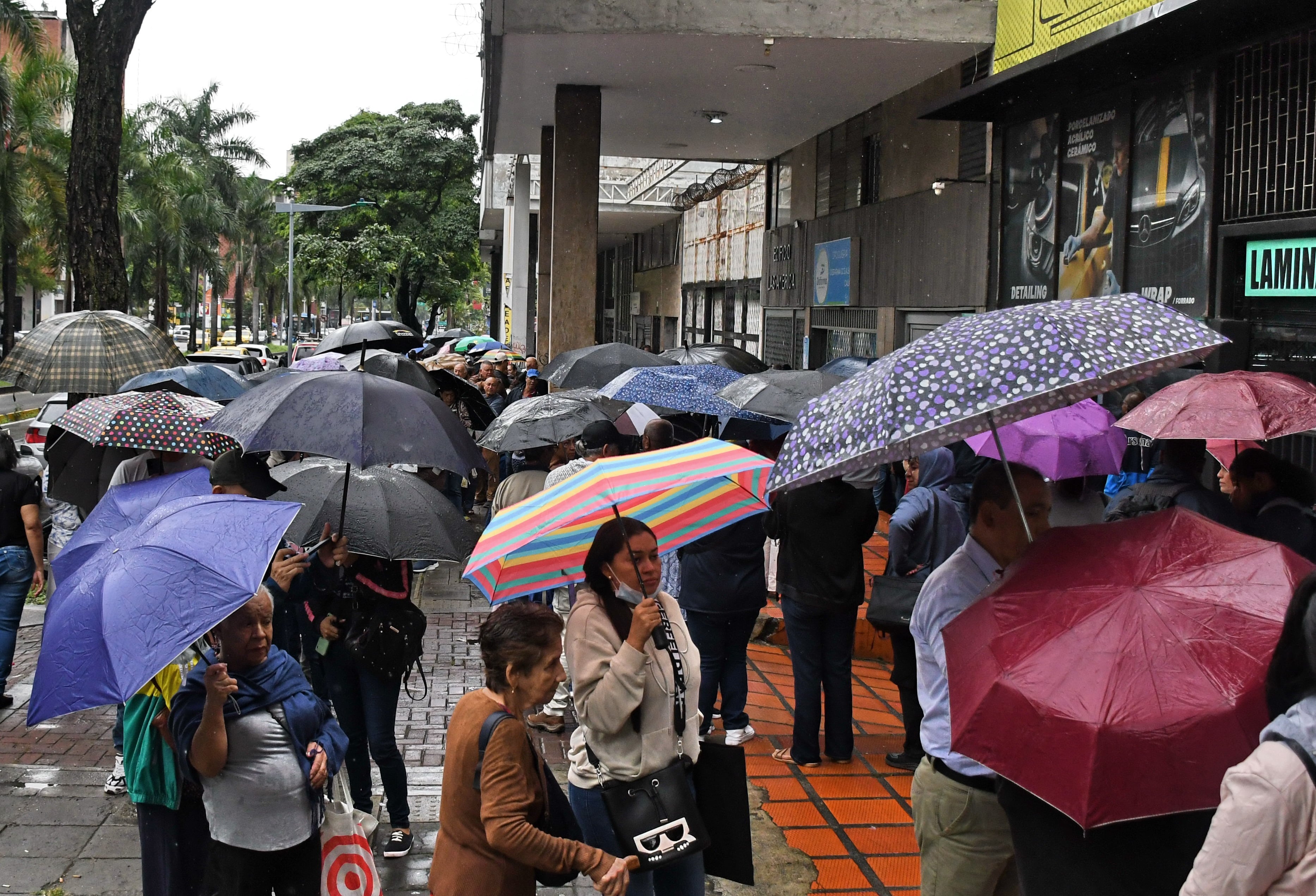 Cali: Se agudiza la crisis para reclamar medicamentos,  largas filas con personas enfermas, discapacitadas y de la tercera edad desde horas de la madrugada bajo la lluvia de la ola invernal. Fotos José L Guzmán