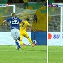 Andrés Llinás tumbó a un atacante de Bucaramanga y se salvó del penal en contra