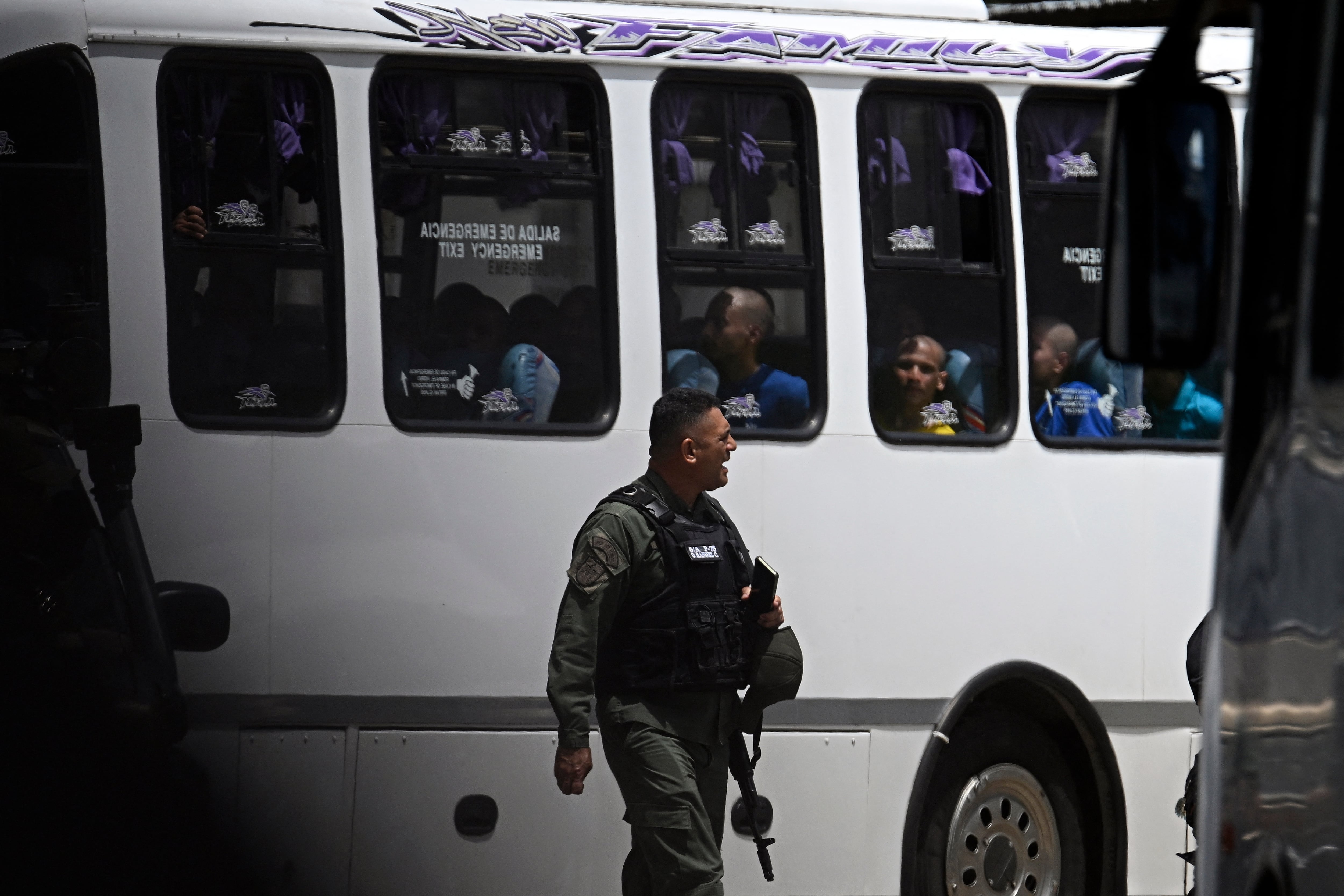 Un autobús que transportaba reclusas sale del Internado Judicial Barinas (INJUBA), en Barinas, Venezuela, el 25 de mayo de 2026.
