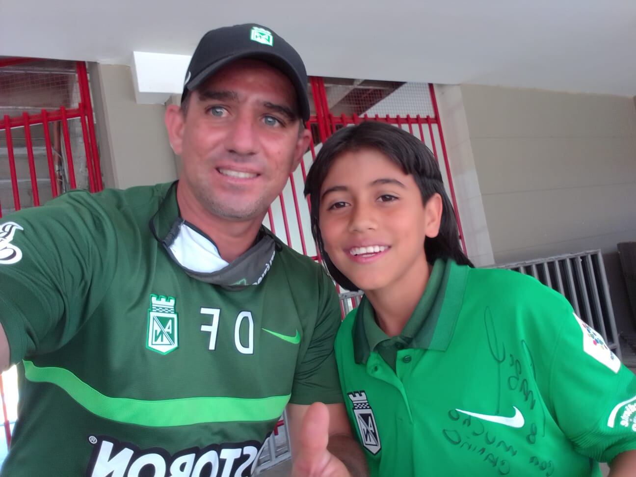 Diego Gianfranco Ferraro y Braian Garzón, el pequeño que antes de un partido del baby fútbol en Medellín se enteró de la muerte de su hermano.