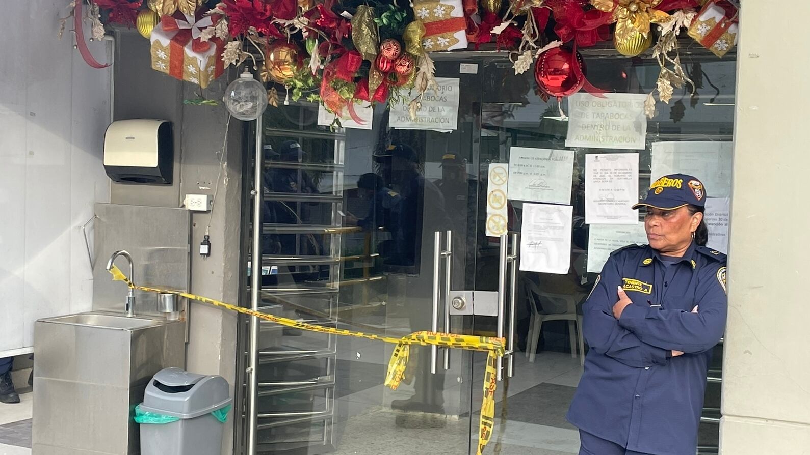 El cuerpo de Bomberos de Buenaventura cerró la Alcaldía; exige el pago de salarios atrasados.