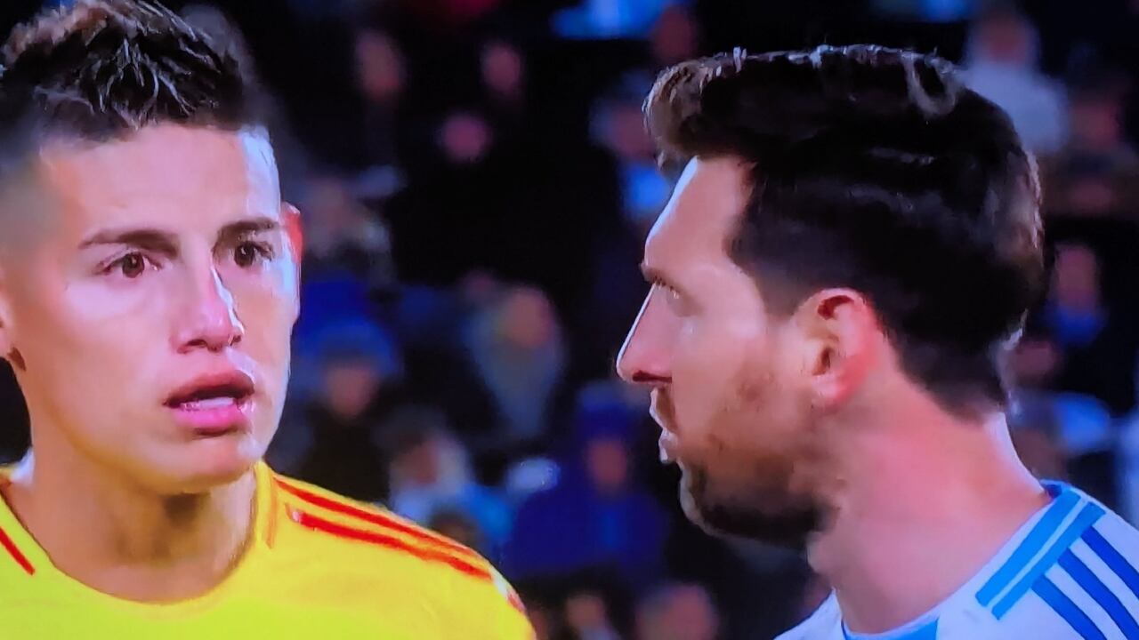 James Rodríguez reacciona al reclamo de Lionel Messi durante el partido de Argentina vs. Colombia