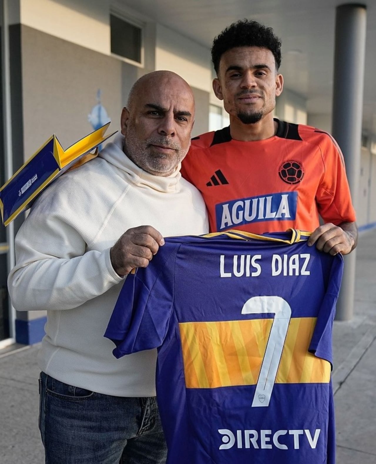 Mauricio Serna y Luis Díaz en la sede de Boca Juniors, en Buenos Aires (Argentina)