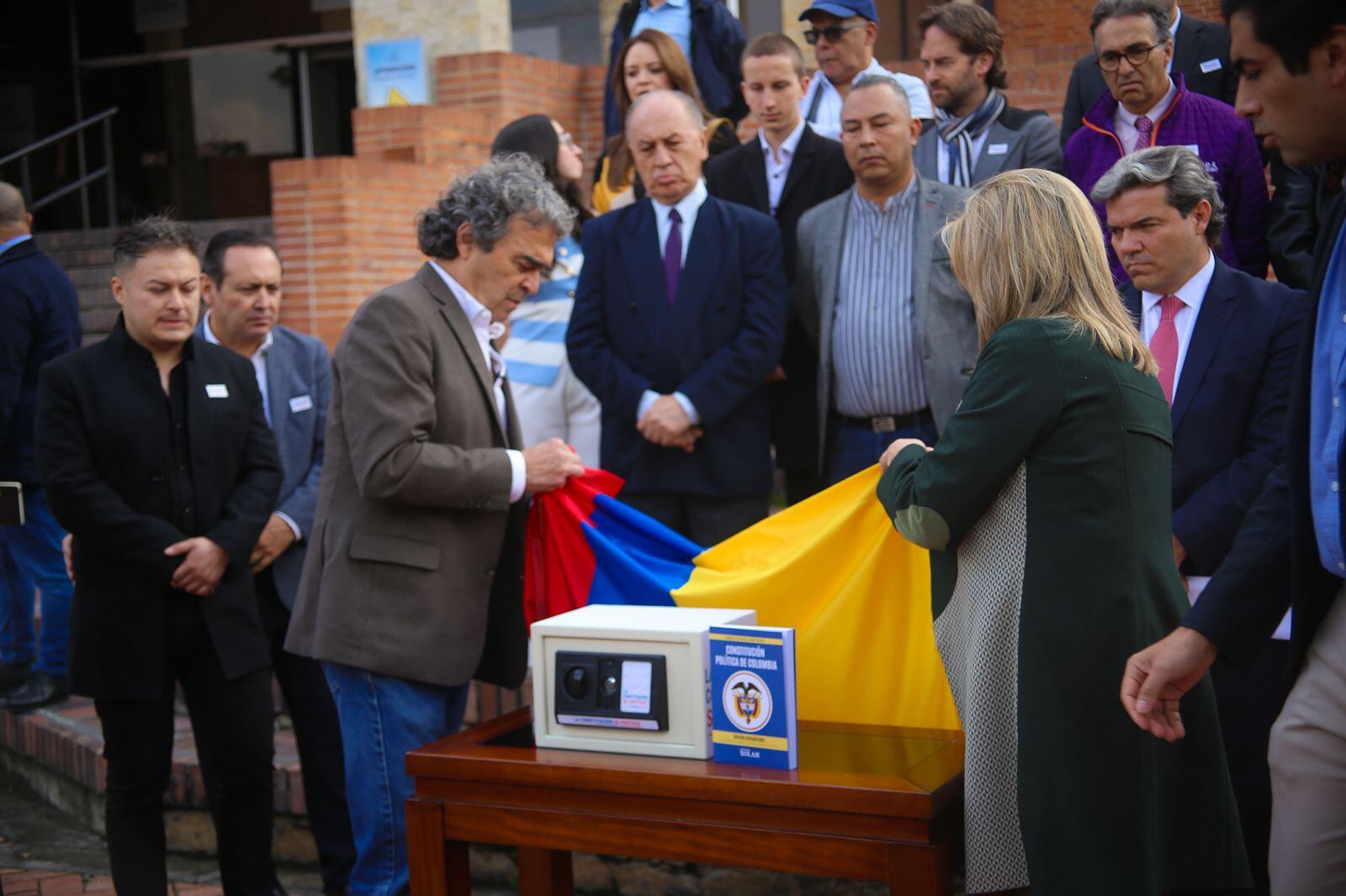Sergio Fajardo y Edna Bonilla lideran iniciativa de recolección de firmas para defender la Constitución de 1991.