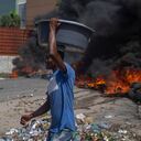 Llantas en llamas bloquean una carretera, colocada por manifestantes en Puerto Príncipe, Haití. Foto AP / Joseph Odelyn.