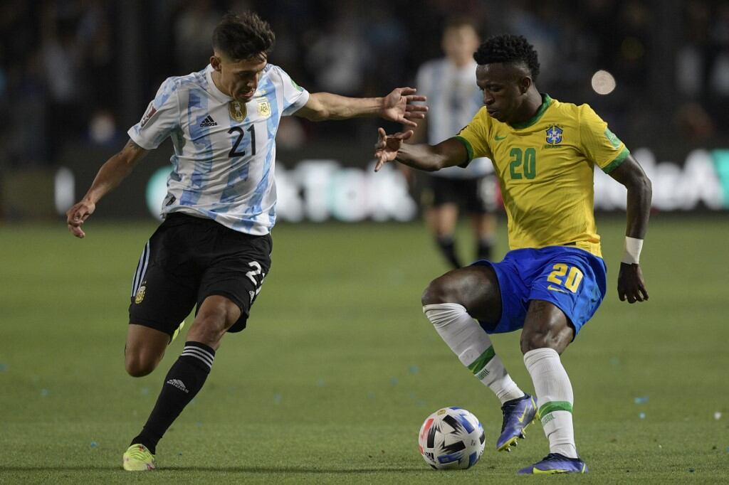 Nahuel Molina y Vinicius Junior en acción en el Estadio San Juan del Bicentenario, en San Juan, Argentina, el 16 de noviembre de 2021 (Photo by Juan Mabromata / AFP)