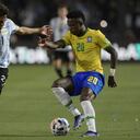 Nahuel Molina y Vinicius Junior en acción en el Estadio San Juan del Bicentenario, en San Juan, Argentina, el 16 de noviembre de 2021 (Photo by Juan Mabromata / AFP)