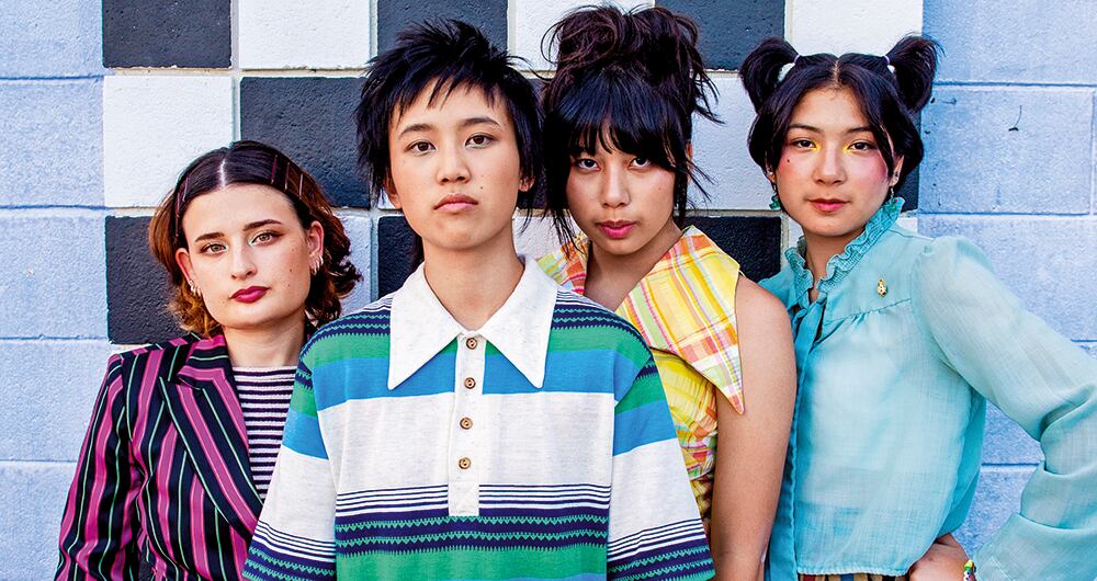 Adolescentes al borde de la adultez expresando con música, The Linda Lindas son Bela Salazar, Eloise Wong, y Lucía y Mila de la Garza (hermanas).