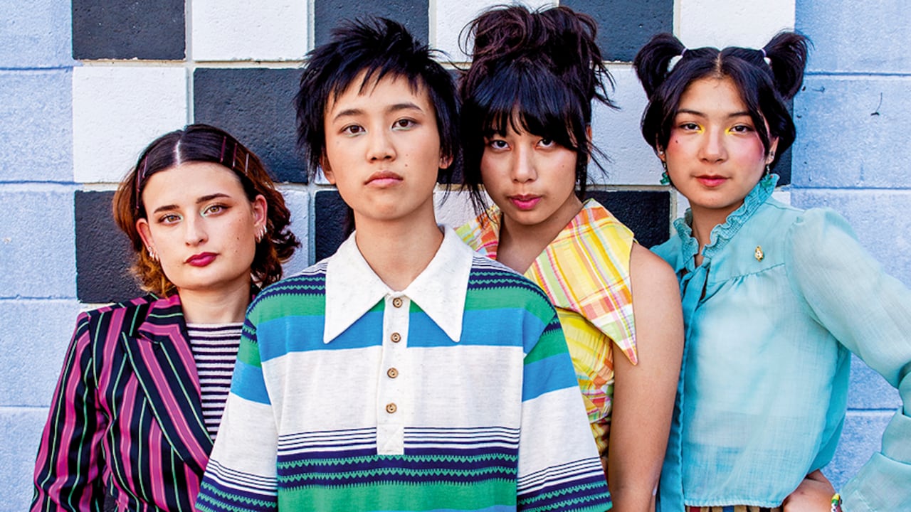 Adolescentes al borde de la adultez expresando su vida con música, The Linda Lindas son Bela Salazar, Eloise Wong, y las hermanas Lucía y Mila de la Garza.