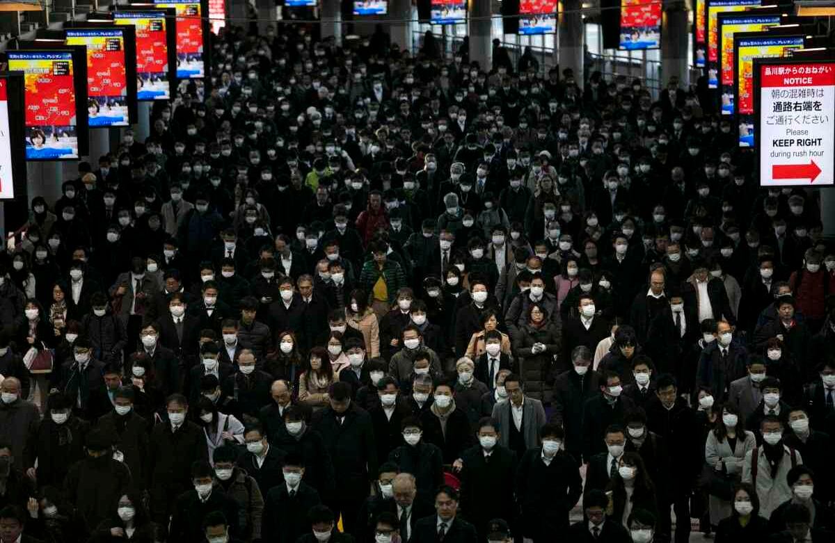 Una multitud con máscaras viaja a través de la estación de Shinagawa en Tokio, el martes 3 de marzo de 2020. El gobierno japonés considera que las próximas dos semanas son cruciales para contener la propagación del covid-19. Foto: Jae C. Hong/ AP. 