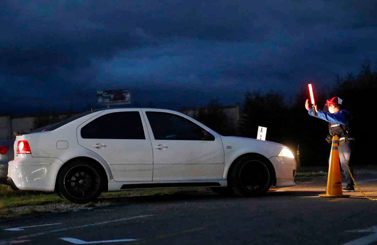 Los carros que ingresan al autocine pasan por una zona de desinfección y control de temperatura. Guillermo Torres / Semana