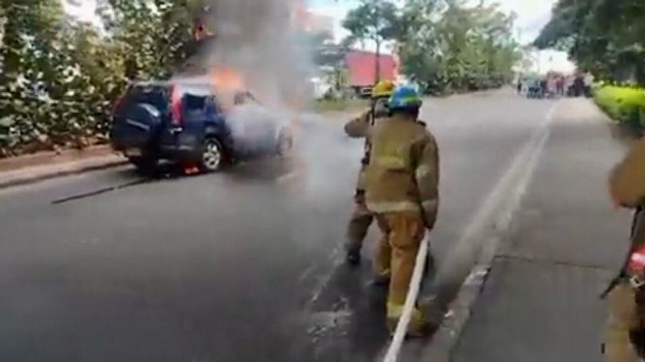 Bomberos atendieron la emergencia y no reportaron lesionados.