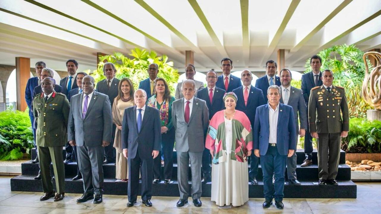 En el Palacio Itamaraty, se celebró la 'Primera Reunión Sudamericana de Diálogo entre Ministros de Defensa y de Relaciones Exteriores', convocada dentro del marco del Consenso de Brasilia.