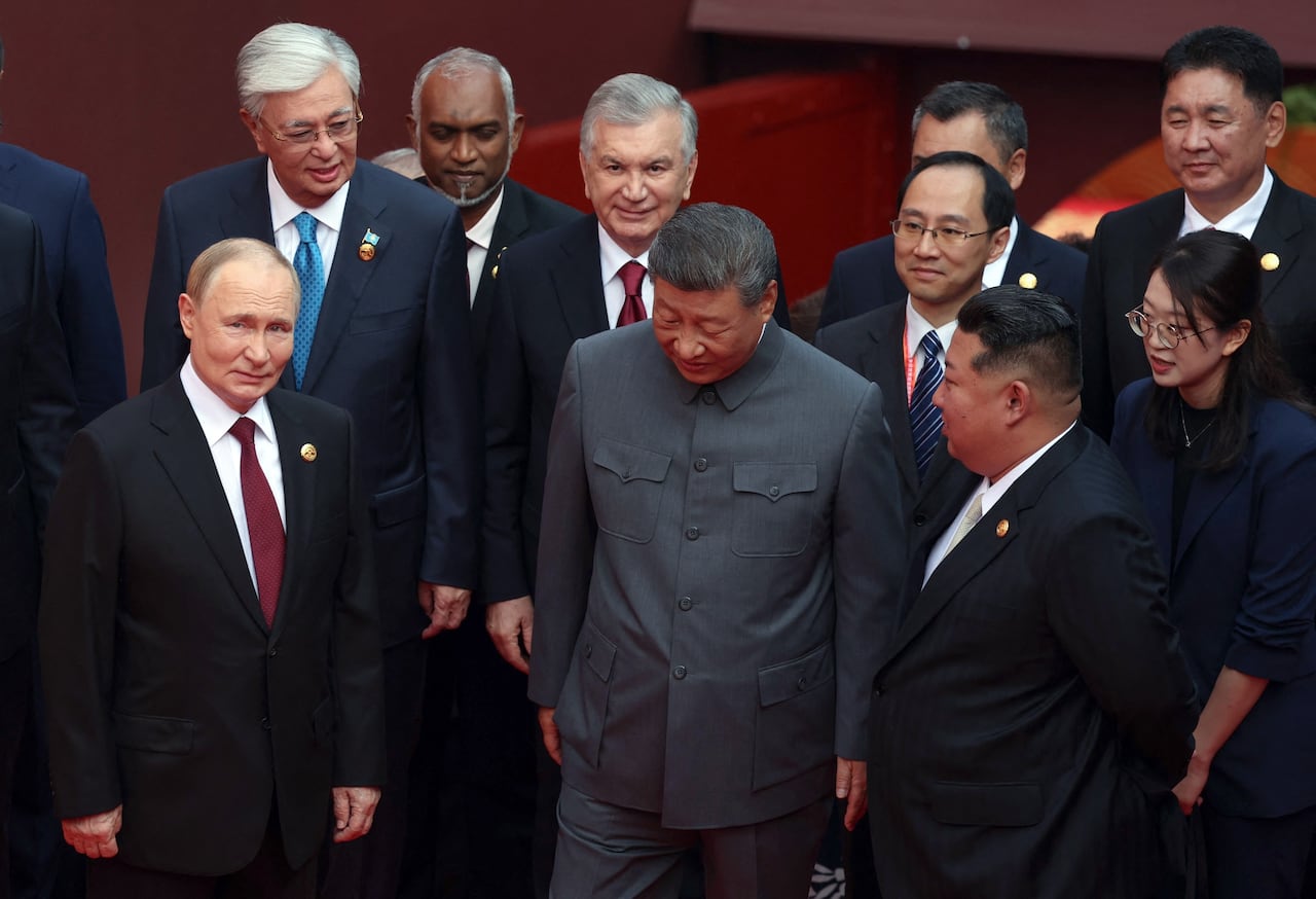 En esta fotografía de piscina distribuida por la agencia estatal rusa Sputnik, el presidente de Rusia, Vladimir Putin (izq.), habla con el presidente de China, Xi Jinping (centro), y el líder de Corea del Norte, Kim Jong Un (derecha), después de una fotografía de grupo antes de un desfile militar que conmemora el 80º aniversario de la victoria sobre Japón y el fin de la Segunda Guerra Mundial, en la plaza de Tiananmen de Pekín el 3 de septiembre de 2025. (Foto de Alexander KAZAKOV / POOL / AFP)