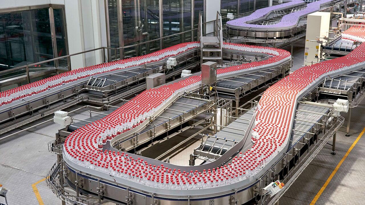 El dueño de esta embotelladora es ahora el más rico de China, por encima del propietario de Alibaba.