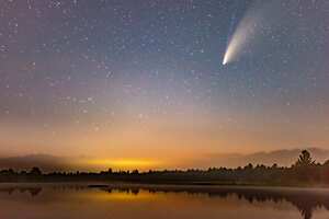 Cometa Neowise en el oscuro cielo nocturno después del atardecer, Torrance Barrens Dark-Sky Preserve, Gravenhurst, Canadá