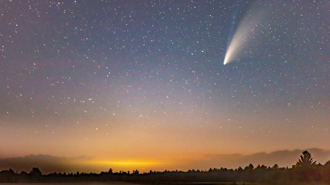 Cometa Neowise en el oscuro cielo nocturno después del atardecer, Torrance Barrens Dark-Sky Preserve, Gravenhurst, Canadá