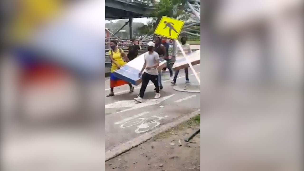 Los ciudadanos en Cali con los electrodomésticos recuperados