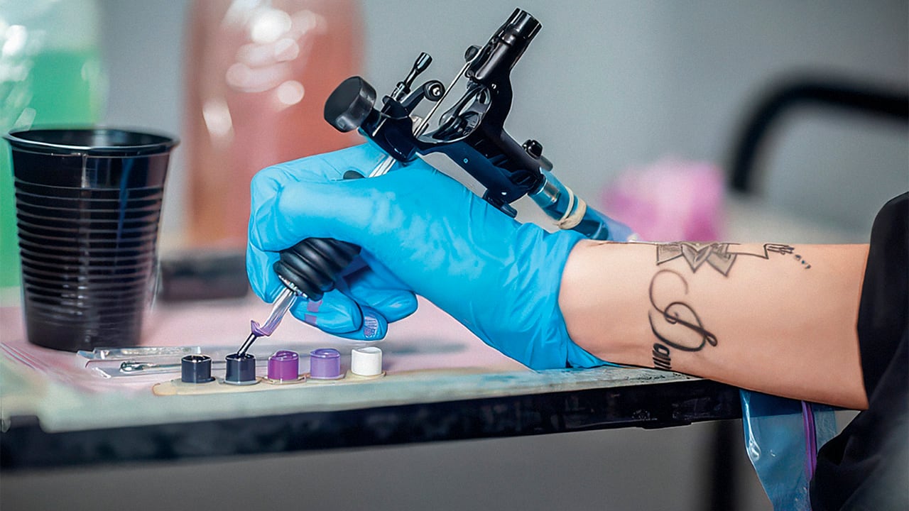 Máquina y tintas usadas para la realización de un tatuaje.