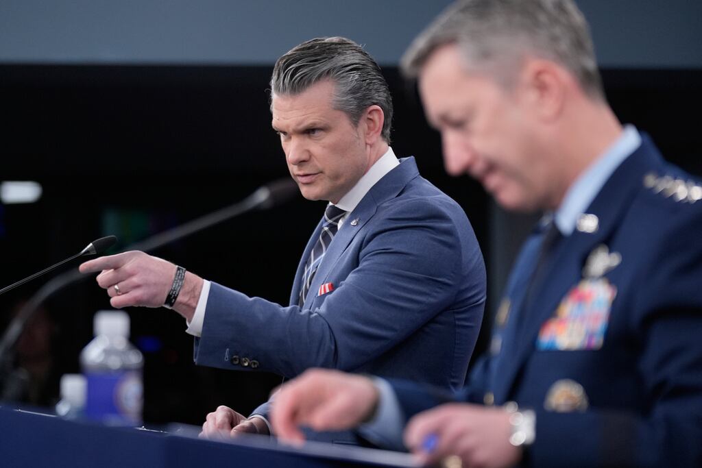 El secretario de Defensa, Pete Hegseth, y el jefe del Estado Mayor Conjunto, general Dan Caine, hablan con los medios de comunicación durante una rueda de prensa en el Pentágono, en Washington, el jueves 19 de marzo de 2026. (Foto AP/Manuel Balce Ceneta)