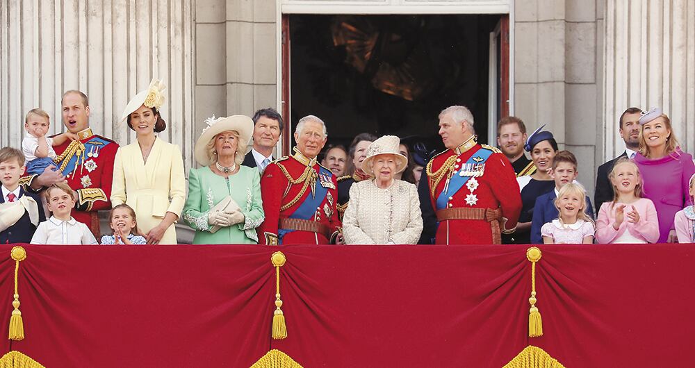 La reina Isabel rodeada por su familia en los festejos de su cumpleaños en 2019. De izquierda a derecha: los duques de Cambridge con sus hijos Louis, George y Charlotte; la duquesa de Cornualles; Timothy Laurence; el príncipe de Gales; los príncipes Eduardo, Ana y Andrés; los duques de Sussex; el vizconde Severn , Peter Phillips, Autumn Kelly y sus hijas Isla y Savannah Phillips.
