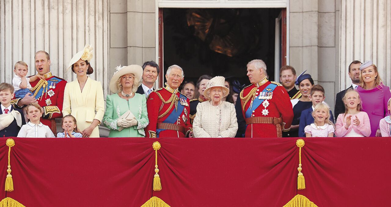 La reina Isabel rodeada por su familia en los festejos de su cumpleaños en 2019. De izquierda a derecha: los duques de Cambridge con sus hijos Louis, George y Charlotte; la duquesa de Cornualles; Timothy Laurence; el príncipe de Gales; los príncipes Eduardo, Ana y Andrés; los duques de Sussex; el vizconde Severn , Peter Phillips, Autumn Kelly y sus hijas Isla y Savannah Phillips.