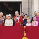 La reina Isabel rodeada por su familia en los festejos de su cumpleaños en 2019. De izquierda a derecha: los duques de Cambridge con sus hijos Louis, George y Charlotte; la duquesa de Cornualles; Timothy Laurence; el príncipe de Gales; los príncipes Eduardo, Ana y Andrés; los duques de Sussex; el vizconde Severn , Peter Phillips, Autumn Kelly y sus hijas Isla y Savannah Phillips.