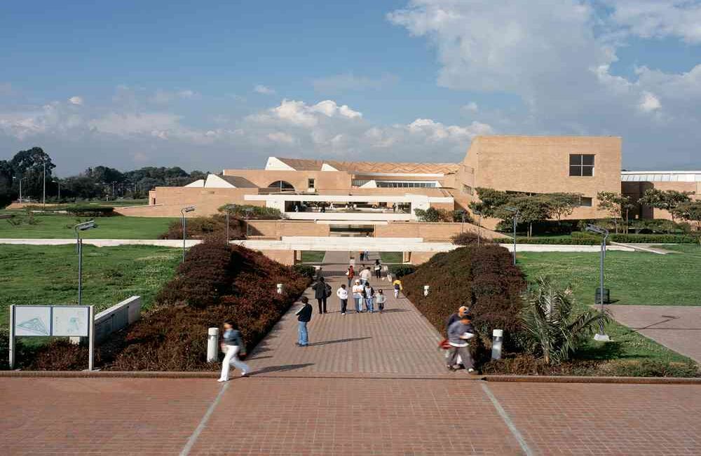 La construcción de la Biblioteca Virgilio Barco, de Rogelio Salmona, empezó en 1999 y culminó en 2001. Crédito: Fundación Rogelio Salmona-Enrique Guzmán