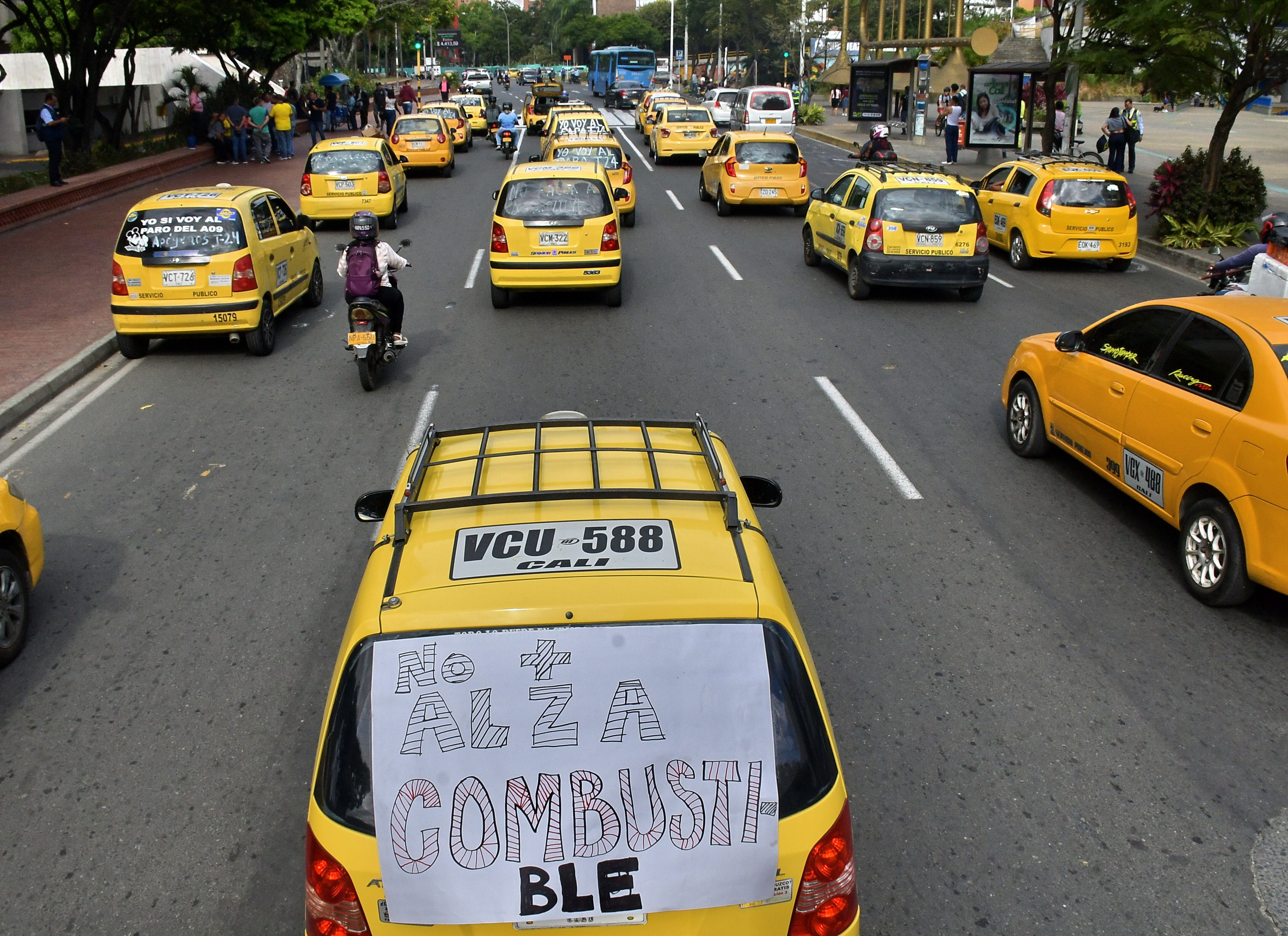 Varios taxistas se han unido al plantón que se llevo  a cabo  en los alrededores del Centro Administrativo Municipal, CAM. Los motoristas afirman que el alto precio de los combustibles y la propagación del servicio informal los tiene al borde del colapso económico. Fotos Raúl Palacios / El Pais / Julio 24 del 2023 Cali.
