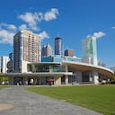 Paisaje urbano de los rascacielos del centro de Atlanta desde el 'Parque Olímpico Centenario' con la atracción 'El Mundo de Coca Cola' en primer plano.