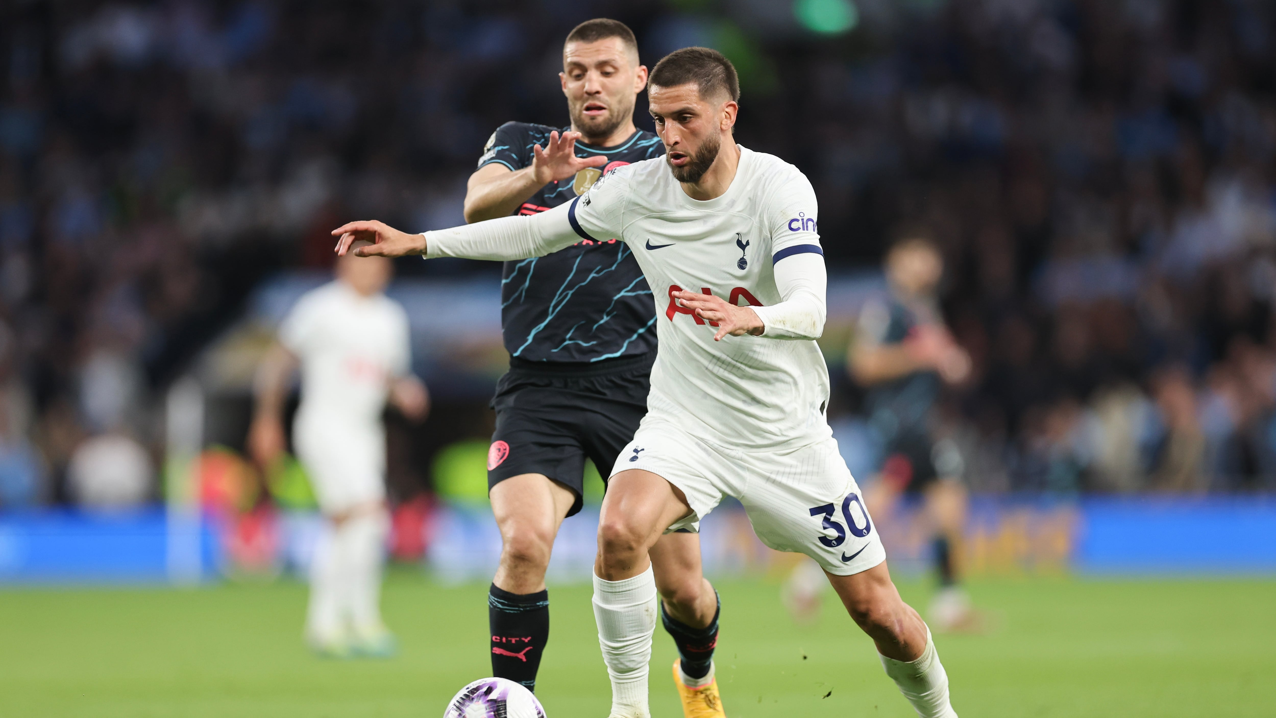 Rodrigo Bentancur (30) disputando un balón con Mateo Kovacic.